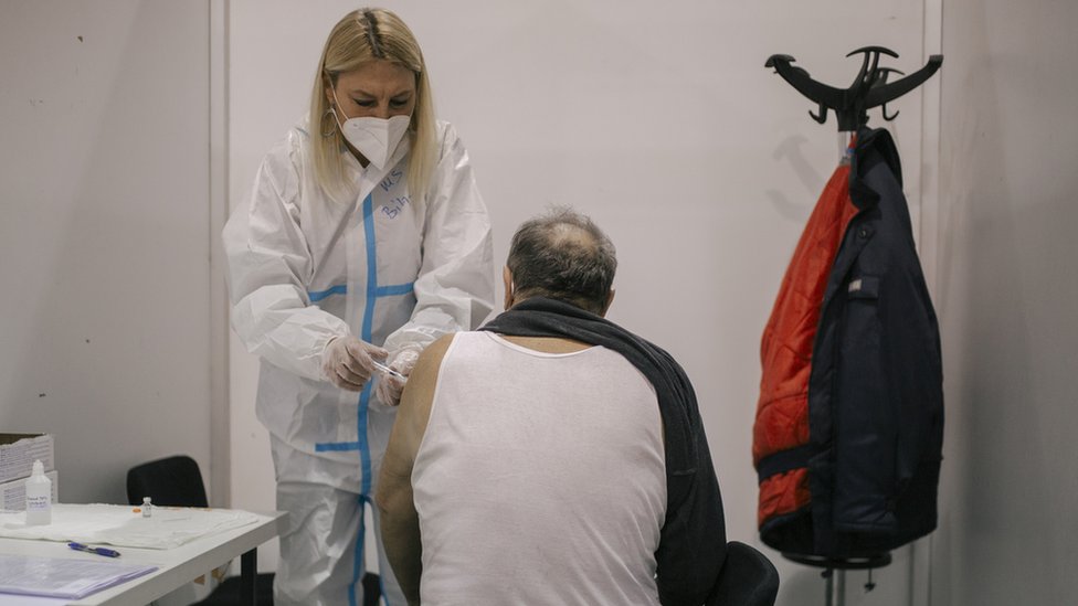 Korona virus i vakcinacija u Srbiji: Od vola na ražnju, preko uskršnjih bonusa do 3.000 dinara