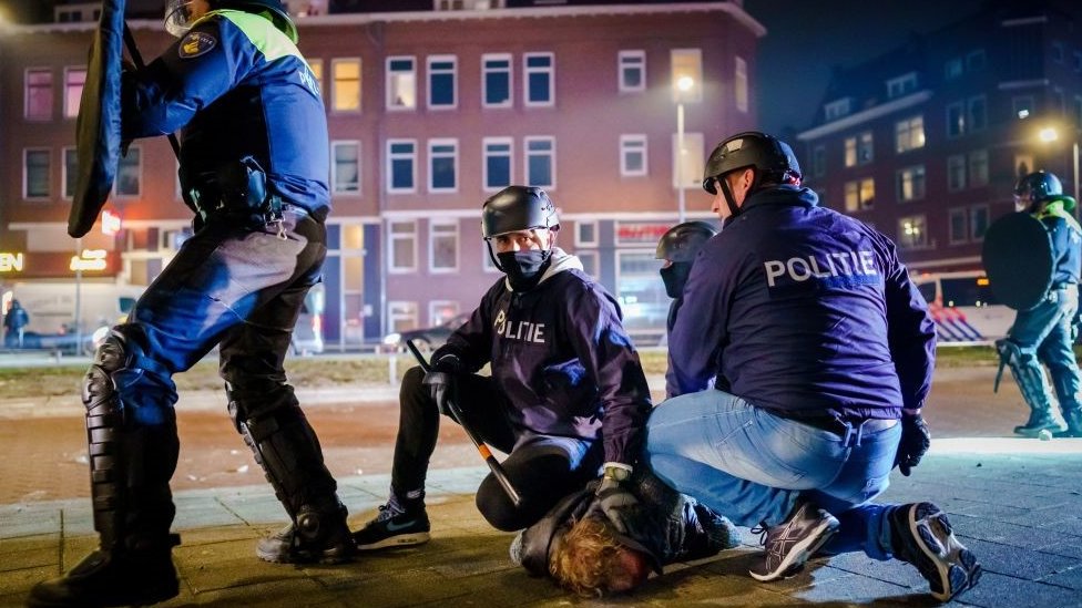 Korona virus, protesti i Holandija: Najgori neredi u poslednjih nekoliko decenija, uhapšeno 150 ljudi