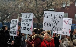 
					KosSev: Na protestu u Kosovskoj Mitrovici oko 100 ljudi 
					
									