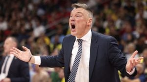 Košarkaši Fenerbahčea burno proslavili plasman na fajnal-for, trenera Jasikevičijusa ubacili u kadu (VIDEO)