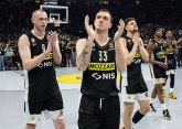 Košarkaši Partizana izašli na zagrevanje u majicama OŠ Vladislav Ribnikar FOTO
