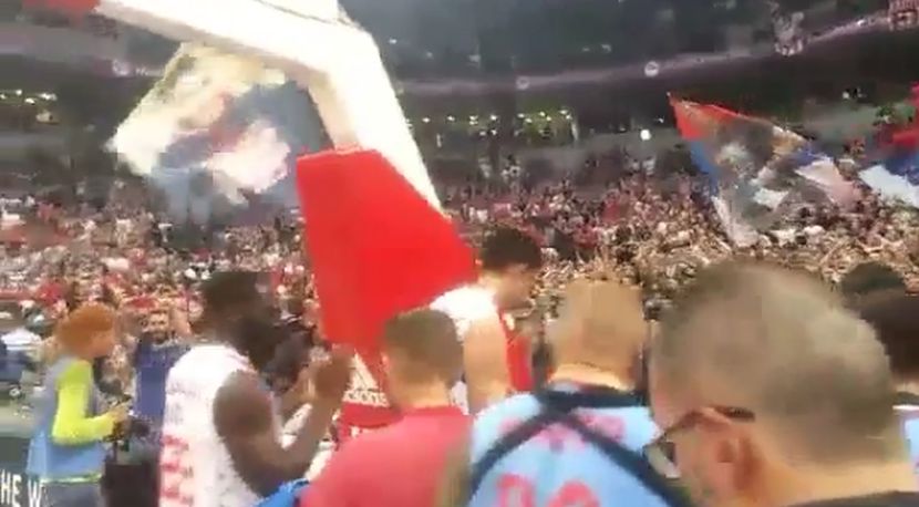 Košarkaši Zvezde proslavili sa navijačima pobedu nad Barselonom! (VIDEO)