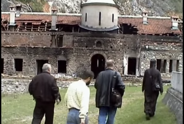 Kosovo: Preti se monasima, zaustavljena obnova