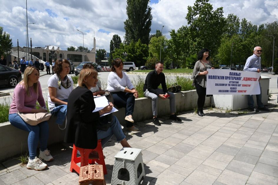 Kosovska Mitrovica: Novinare Jedinstva izbacuju na ulicu, održavaju kolegijum na otvorenom