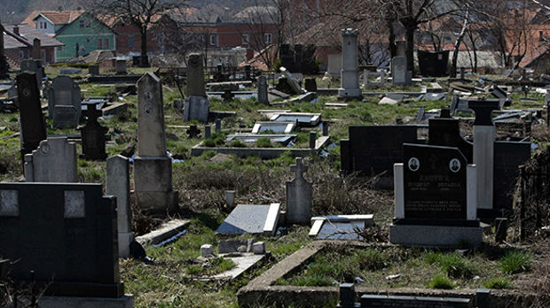 Na groblju u Mitrovici uništeno 90 odsto spomenika, groblje u Prištini zaraslo