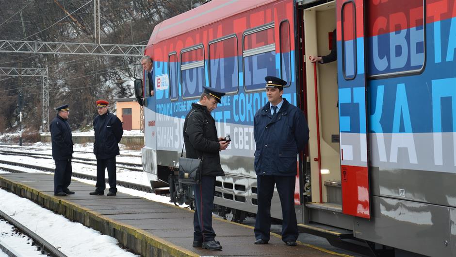 Kosovska policija na pruzi uoči dolaska voza iz Beograda