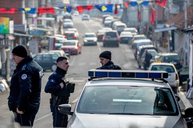 Kosovska policija privela radnike Pošte Srbije na Bistričkom mostu