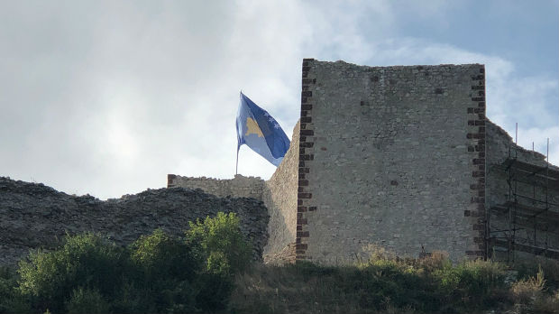 Kosovska zastava na srpskoj tvrđavi u Novom Brdu