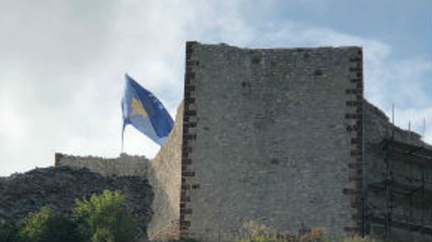 Kosovska zastava ponovo na tvrđavi u Novom Brdu