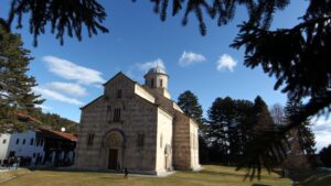 Kosovski Ustavni sud doneo Rešenje o neizvršenju svoje presude kojom se potvrđuje vlasništvo manastira Visoki Dečani