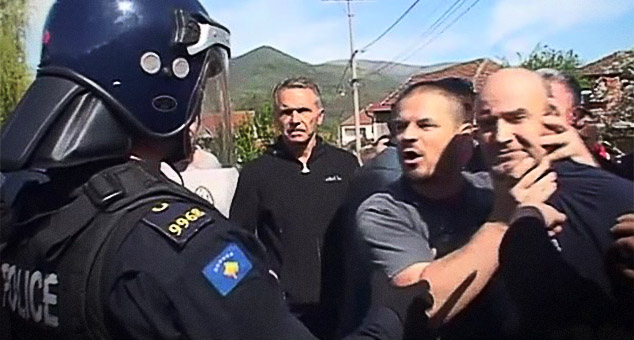 Kosovski policajci tukli Srbe štiteći u Štrpcu mini-centralu Vučćevog kuma? (VIDEO)