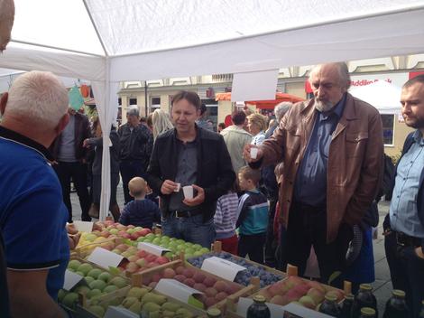 Kozarska Dubica: Na gradskom trgu izlagala 24 proizvođača voća