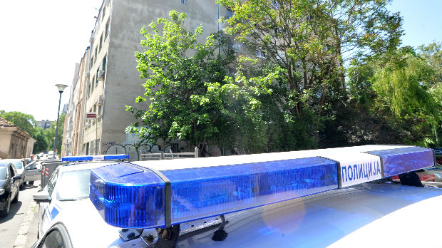 Kragujevac, pijan automobilom udario policajca i ženu