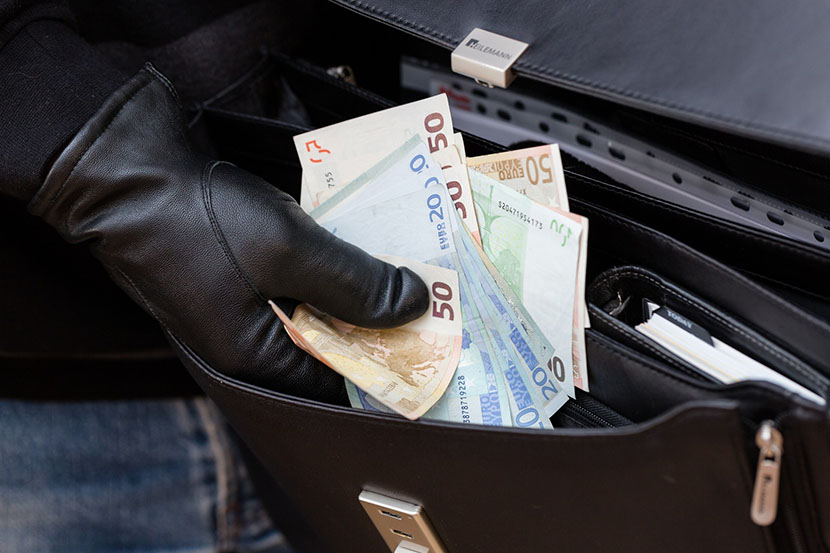 Kragujevčanin opljačkao banku i odneo više od milion evra: Policajcima je postavio ove dve zagonetke, koje ako reše, naći će pare
