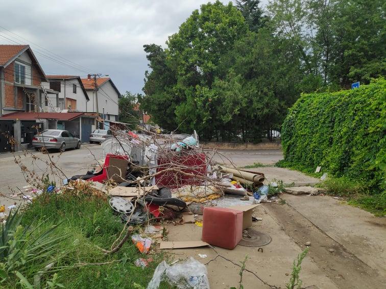 Kraj OŠ Čegar gomile smeća, stanovnici kažu da nema dovoljno kontejnera