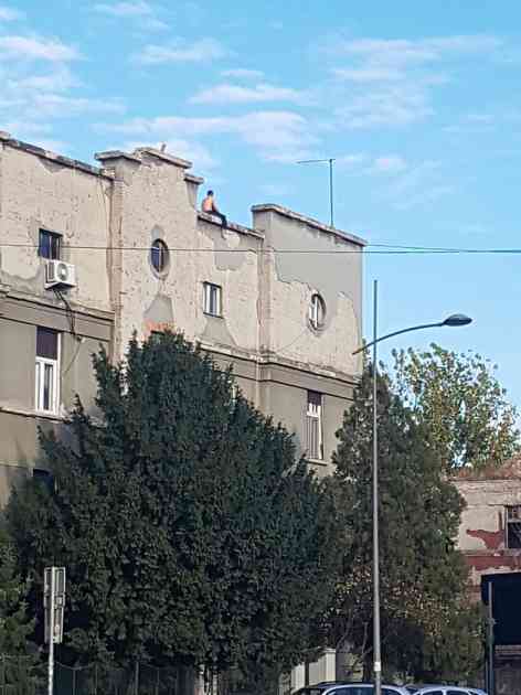 Kraj drame: Muškarac sprečen da skoči sa zgrade