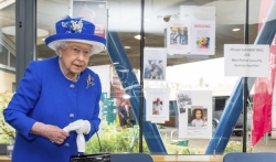 Kralica Elizabeta odala poštu žrtvama požara u Londonu