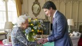 Kraljevska porodica i korona virus: Kraljica Elizabeta sa kanadskim premijerom ispred cvetnog aranžmana u bojama Ukrajine