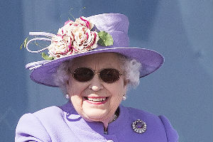 Kraljica Elizabeta raspisala konkurs za novog člana osoblja: Ovo su uslovi za perača sudova!