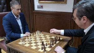 Vučić na Instagramu objavio fotografiju na kojoj igra šah sa Stefanovićem u Predsedništvu