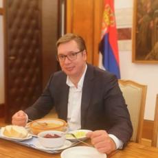 Kratak predah pred zahtevne sastanke: Predsednik Vučić uživa uz omiljeni ručak! (FOTO)