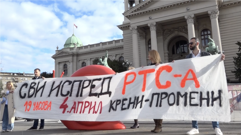 Kreni-promeni stavio crvenog puža ispred Skupštine Srbije i najavio protest ispred RTS-a