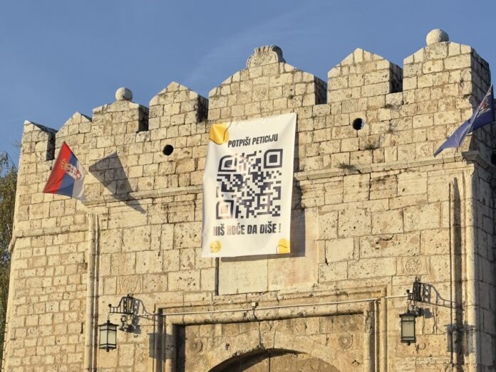 „Kreni-promeni“ transparentom na niškoj Tvrđavi traži hitne subvencije za filtere protiv zagađenosti vazduha