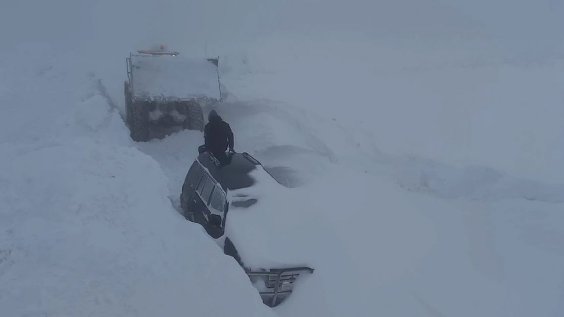 Krenuli za Novi Pazar pa ih progutao snježni smet na Goliji – spasli ih u posljednjem trenutku (Video)
