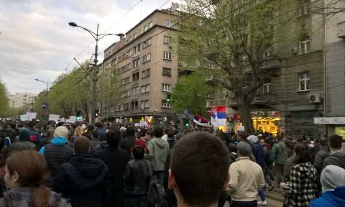 Krenuo četvrti Protest protiv diktature: Građani pozdravljaju demonstrante, muk ispred RTS-a (VIDEO)