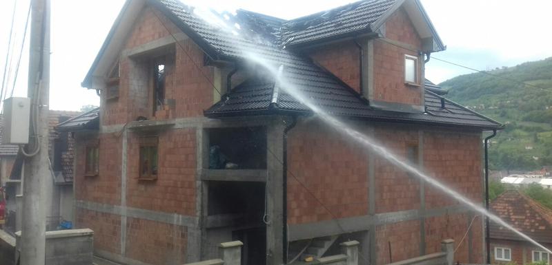 Krov kuće izgorio u požaru u Bijelom Polju