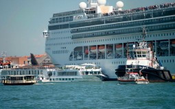 
					Kruzer udario u pristanište i manji turistički brod u Veneciji, dve osobe povređene 
					
									