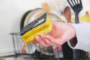 Kuhinjski sunđer ili četka za pranje sudova – šta je zdravije