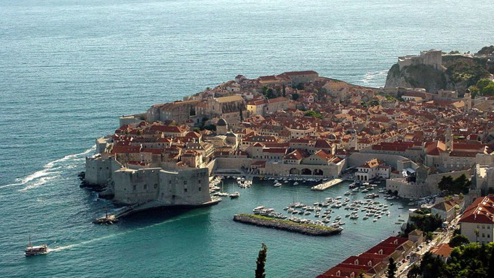 Kukasti krst od klupa na terenu za mali fudbal u Dubrovniku!
