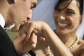 Kum kao jabuka razdora: Uvrnute ispovesti o prevarama na venčanju