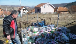 Kuršumlija: Deci napravio fudbalski teren jer sa njim čiste naselje od plastike 