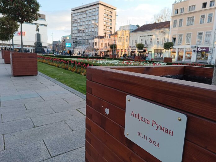 „Kutak“ posvećen žrtvama pada nastrešnice na centralnom niškom trgu – 16 pločica sa imenima na 16 žardinjera