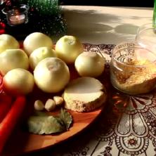 Kuvano jelo na kašiku: Tradicionalni GOVEĐI GULAŠ lak za varenje, a drži sitost