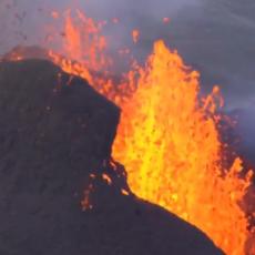 LAVA NE PRESTAJE DA IZBIJA! Budi se Vulkan koji je MIROVAO 6.000 godina, ljudi oduševljeni slikaju spektakl! (VIDEO)