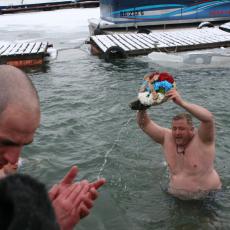 LEDENI DUNAV I ČASNI KRST: Najbolji momenti sa Bogojavljenskog plivanja (FOTO)