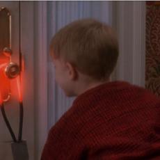LEGENDARNA SCENA! Znate li šta je zaista ono čime je Kevin zagrejao kvaku u filmu Sam u kući? (FOTO)