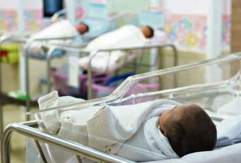 LEKARI ČINE ČUDA U BORBI S KORONOM: 30 beba i 19 majki zaraženih kovidom19 na lečenju u KBC Dragiša Mišović!