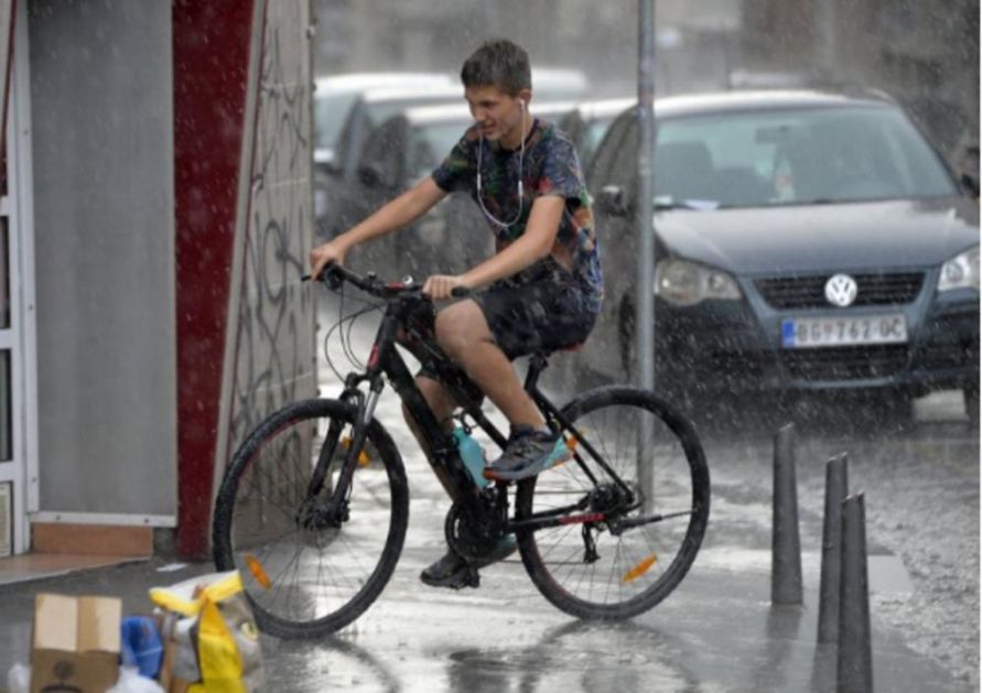 LETNJI PLJUSAK U BEOGRADU: Jaka kiša s grmljavinom sručila se na prestonicu, ulice pod vodom, otežan saobraćaj !(VIDEO)