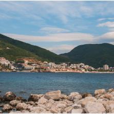 LETUJETE U CRNOJ GORI? Budite pažljivi - ukoliko ovde šetate u kupaćem kostimu platićete kaznu skuplje nego u Dubrovniku