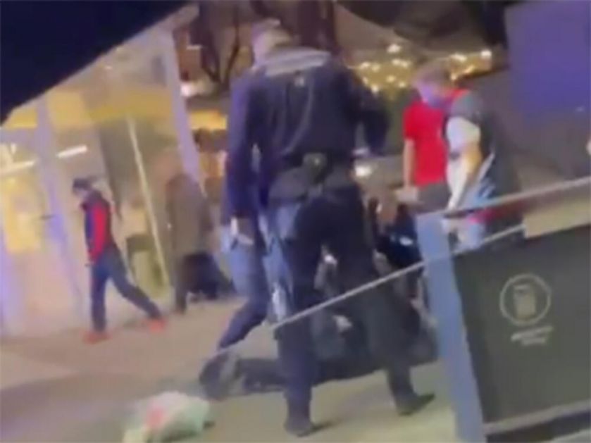 LEZI DOLE! DRAMATIČNE SCENE U CENTRU BEOGRADA Policajci oborili, pa uhapsili muškarca (VIDEO)