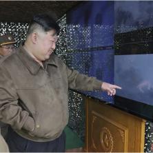 LIDER SEVERNE KOREJE SIMULIRAO NUKLEARNI NAPAD: Pjongjang ispaljivao STRAHOVITE rakete, Kim Džong Un UŽIVAO posmatrajući vežbu (FOTO)