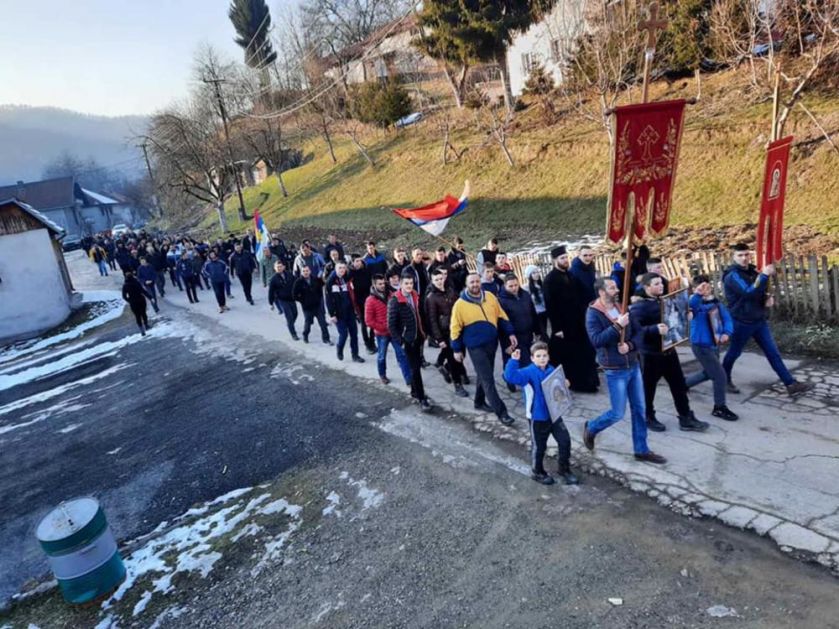 LITIJA STIGLA U BIJELO POLJE: Pešačili 50 kilometara da odbrane svetinje (FOTO, VIDEO)