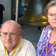 LJUBAV KOJU JE UBILA KORONA: Nakon 53 godine bračnog života, par otišao u smrt držeći se za ruke (VIDEO)