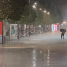 LJUDI BEŽALI GLAVOM BEZ OBZIRA: I OVAJ grad u Srbiji pod naletom stravičnog nevremena, oluja nosila sve pred sobom (VIDEO)