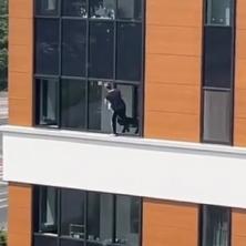 LJUDI, OVO JE STRAŠNO! Još jedan JEZIVI snimak iz Beograda, žena visi sa simsa dok čisti prozore! (VIDEO)
