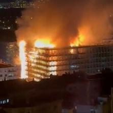 LJUDI SKAKALI SA BALKONA DA SE SPASU: Ogromni požar u luksuznom kompleksu (VIDEO)